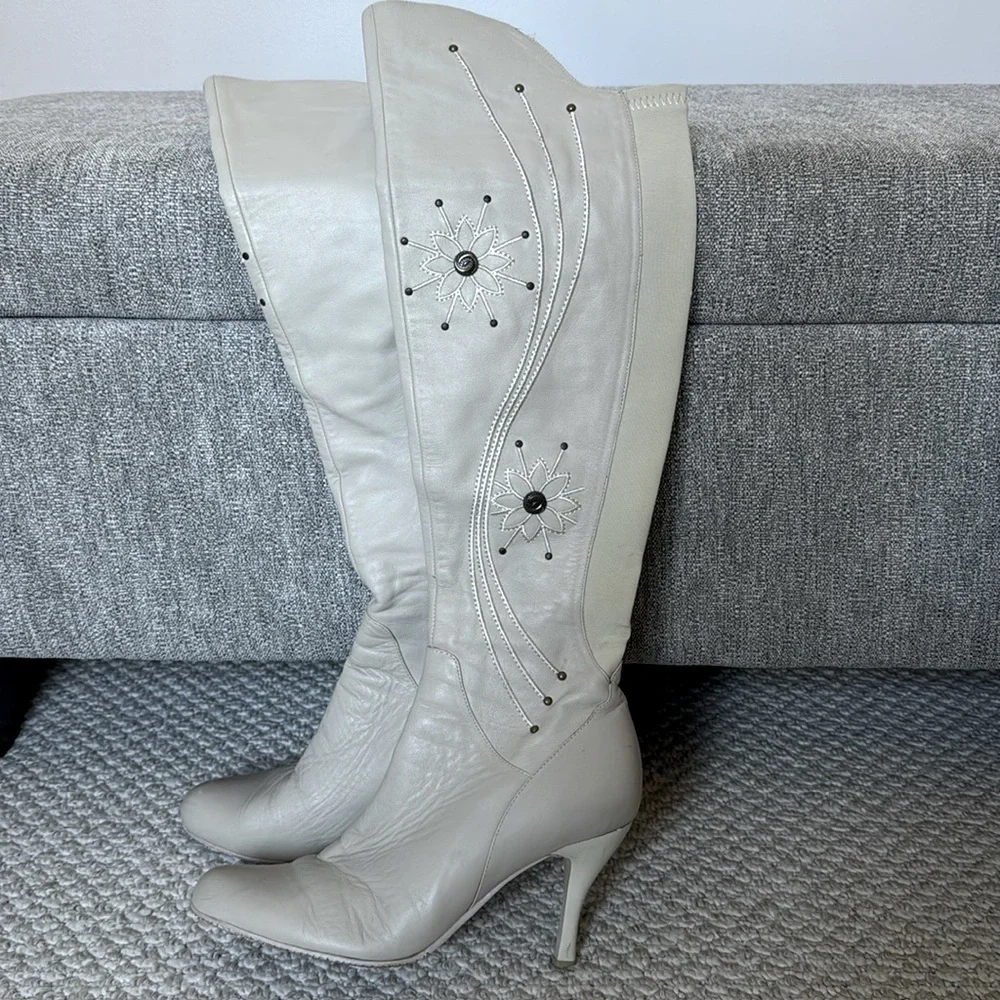 Over the knee leather boots embroidered